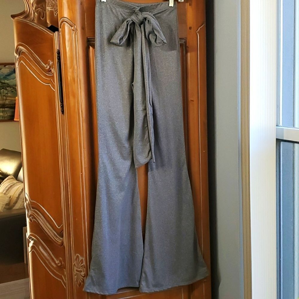 Wide bellย bottom pants, by Day & Night. Gray streatch. With tie around waist. SM